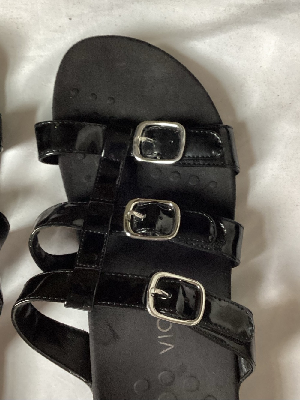 Vionic Ladies Black Patent Slip On Sandals Size 10 - Picture 3 of 9